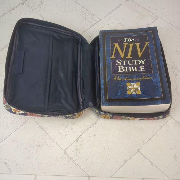 NIV Study Bible 1985 Red Letter Edition with Blue Floral Case - Picture 11 of 13